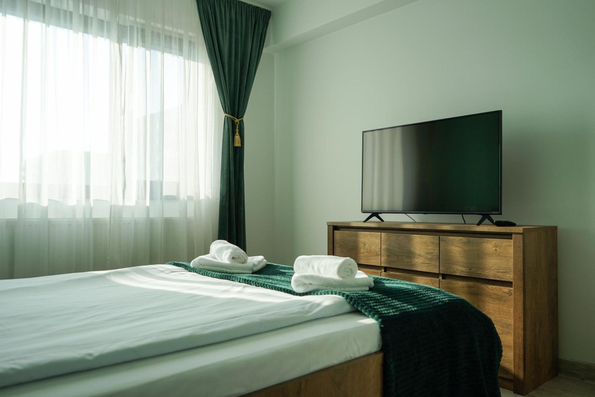 Mirandis Apartments - Comfort & Private Parking Near Coresi Mall Brasov Exterior photo