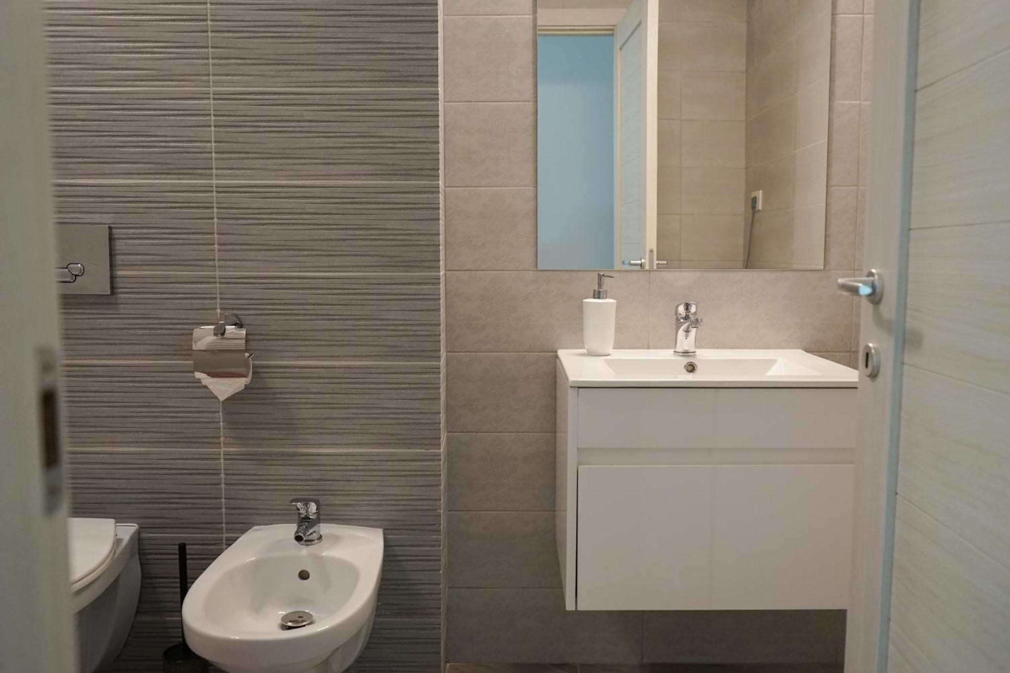 Mirandis Apartments - Comfort & Private Parking Near Coresi Mall Brasov Exterior photo