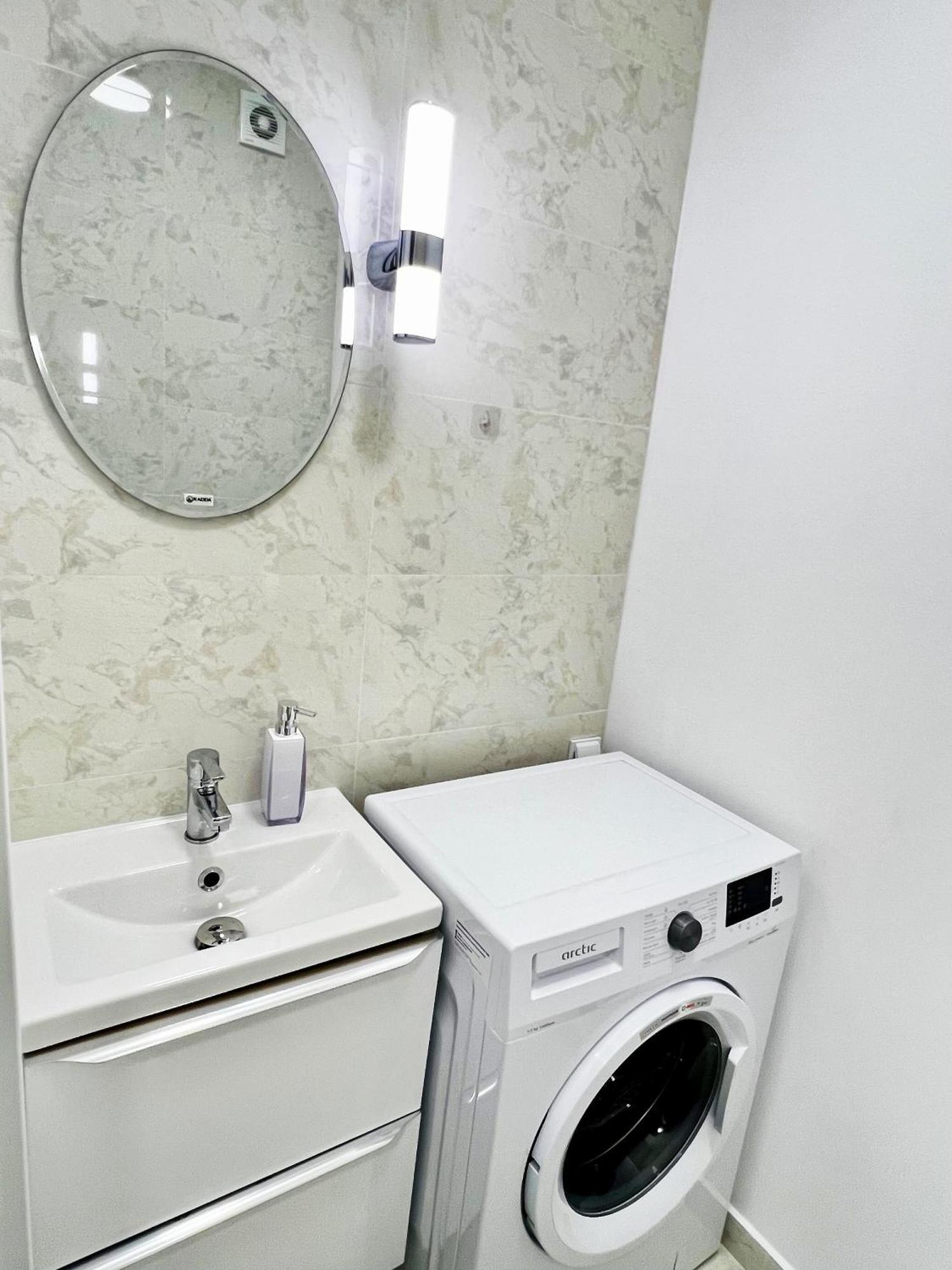 Mirandis Apartments - Comfort & Private Parking Near Coresi Mall Brasov Exterior photo
